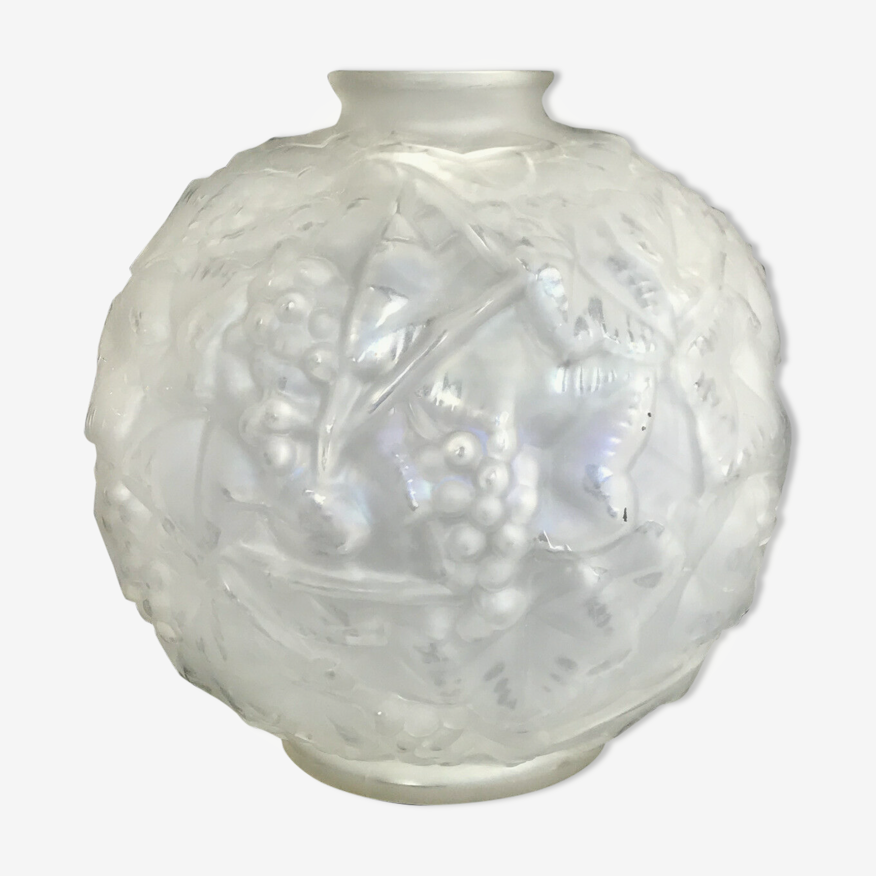 Vase boule art déco en verre moulé décor grappe de raisin | Selency