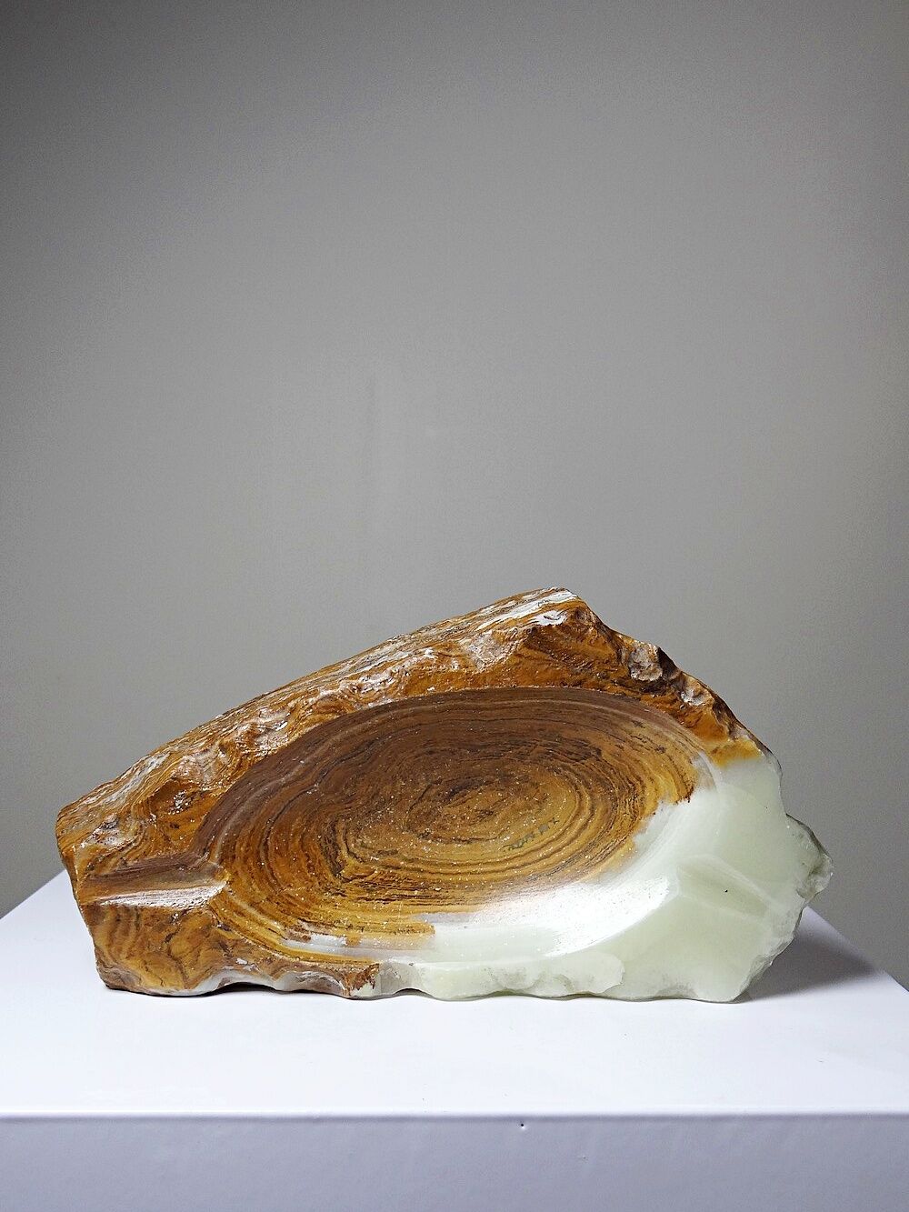 Brutalist vintage green onyx ashtray, 1950s-70s, Italy.