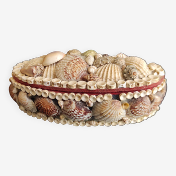 Kitsch vintage jewellery box with seashells