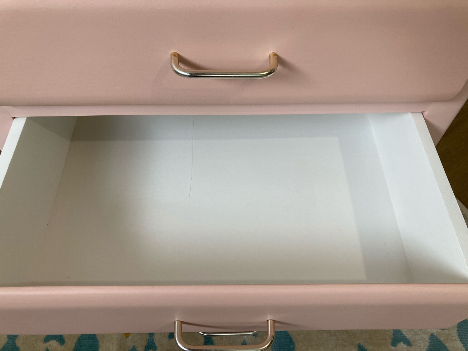 Commode vintage rose