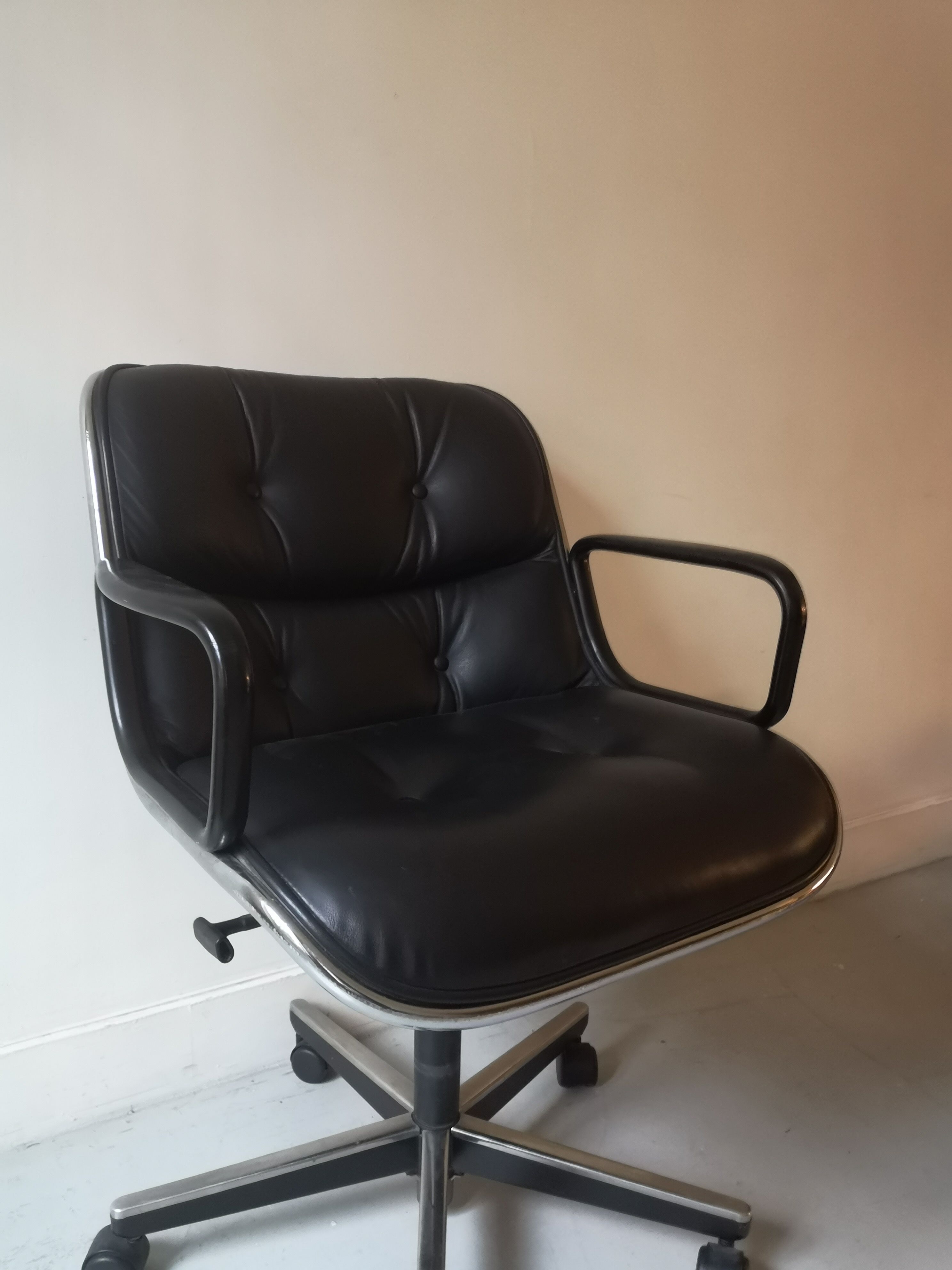 Black leather office chair by Charles Pollock for Knoll,1970
