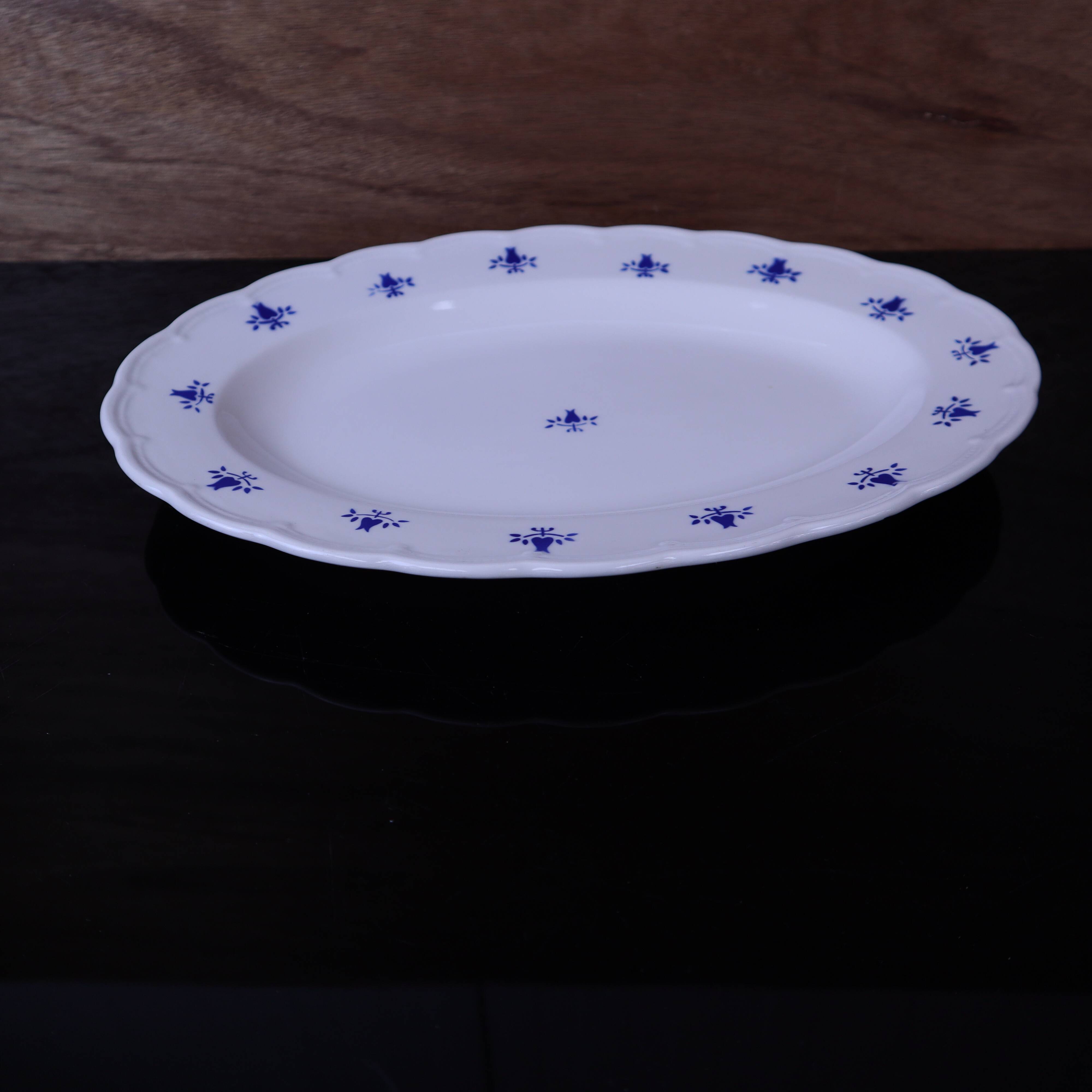 Oval plate Boch La Louvière