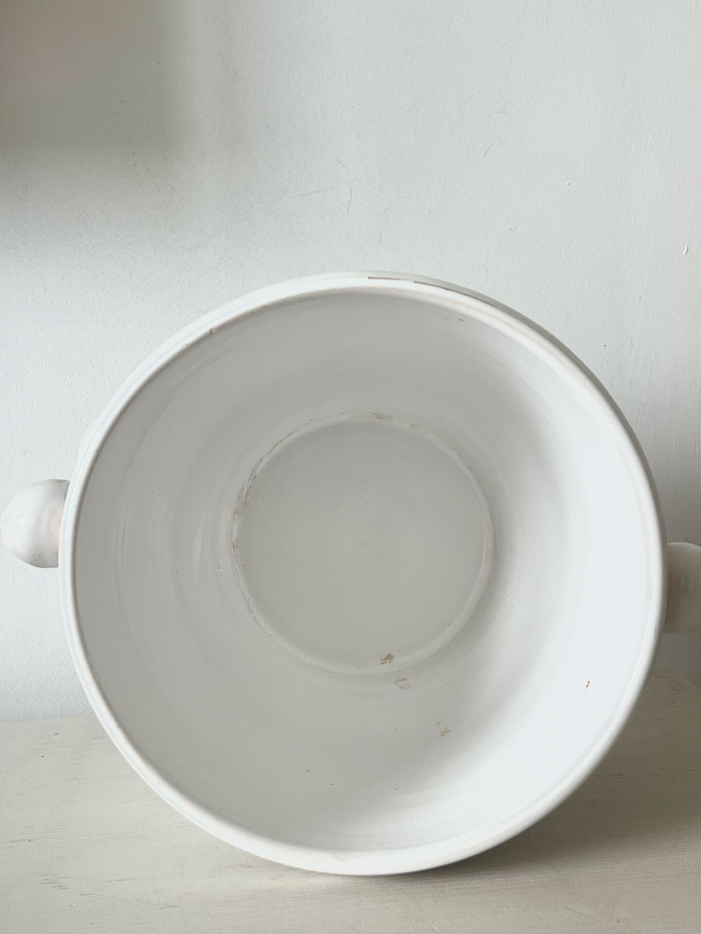 Cache pot en faïence blanche
