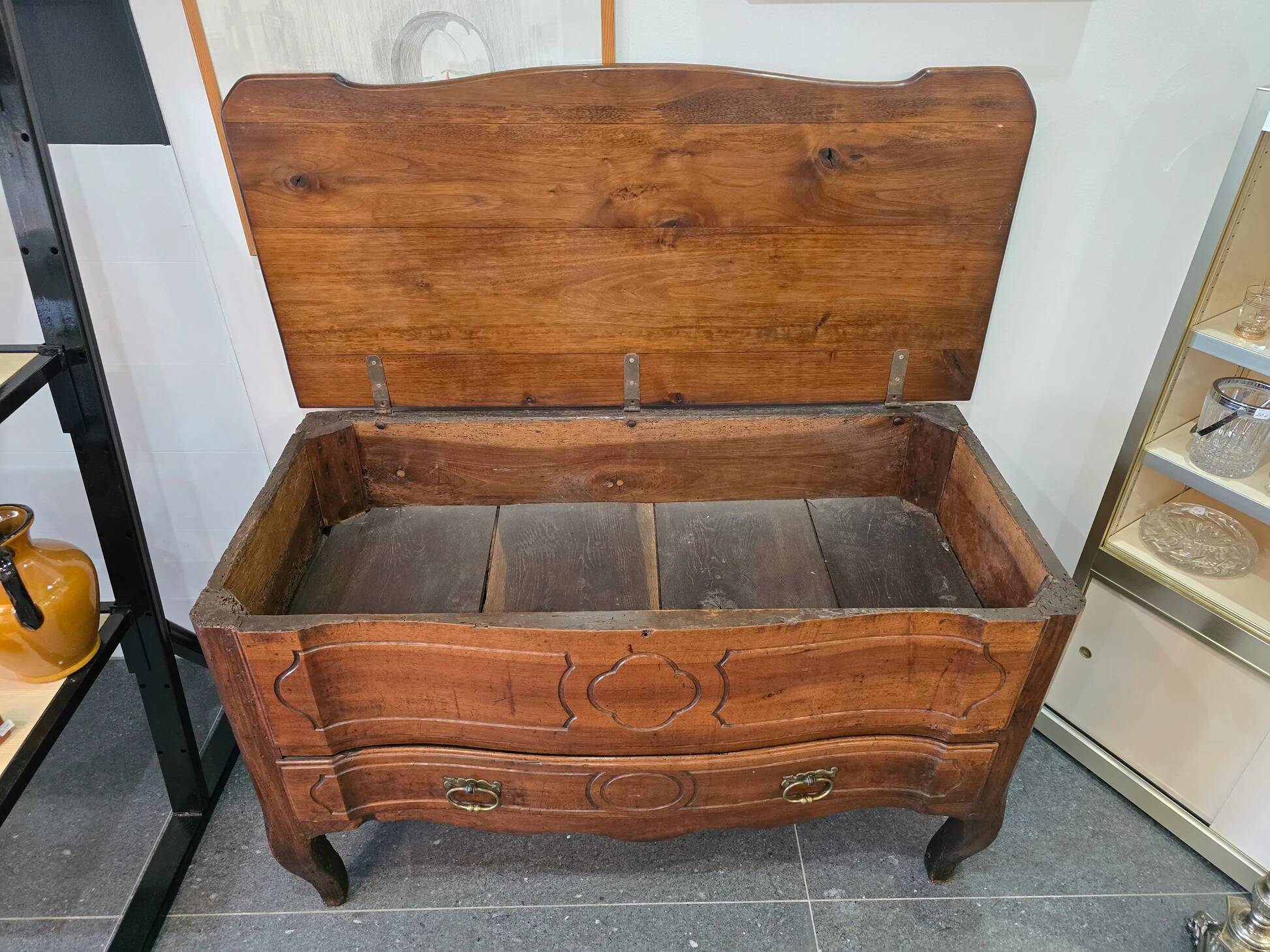 Regional walnut commode, Louis XV style – late 18th / early 19th century