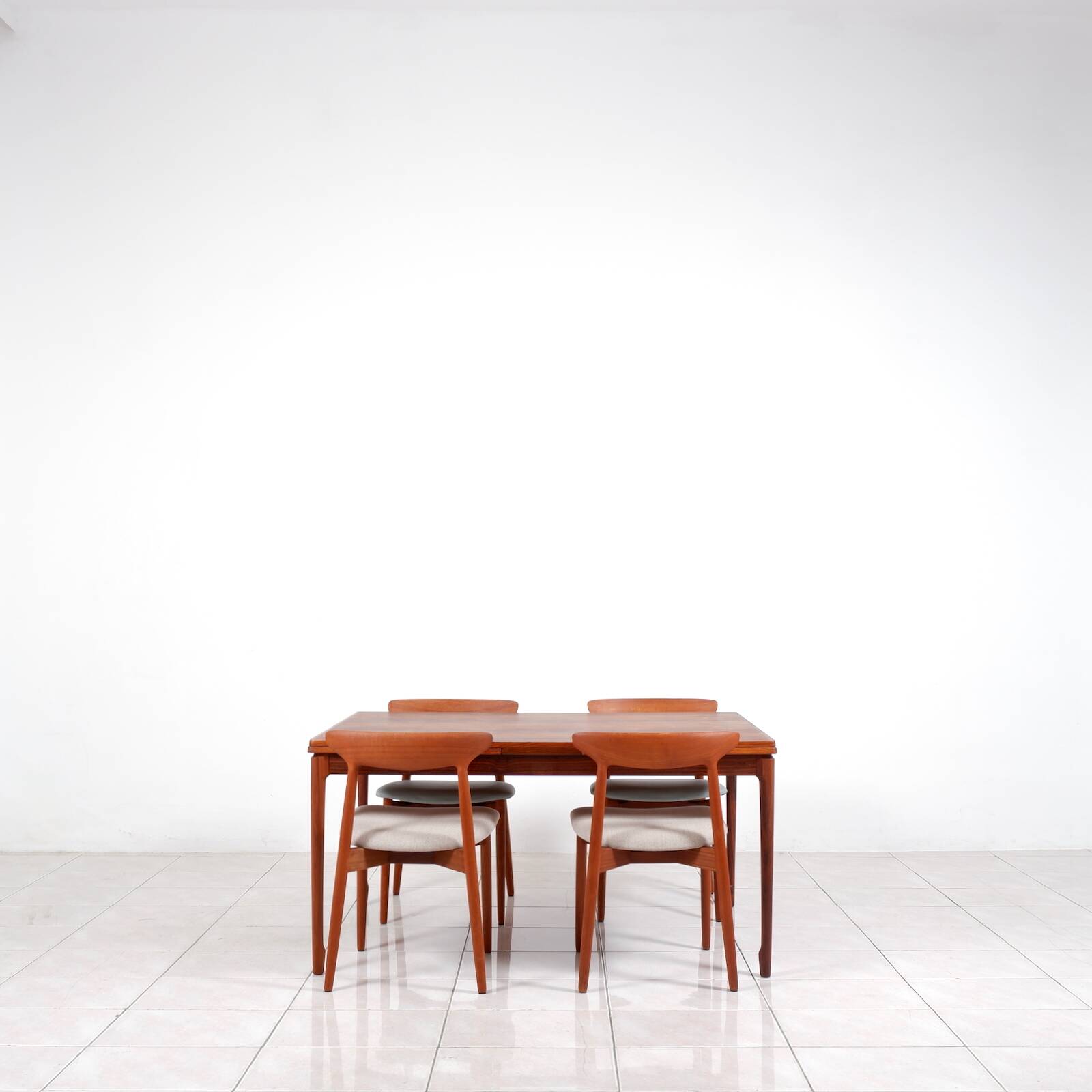 Grande table à manger extensible en palissandre brésilien par H. Sigh & Son