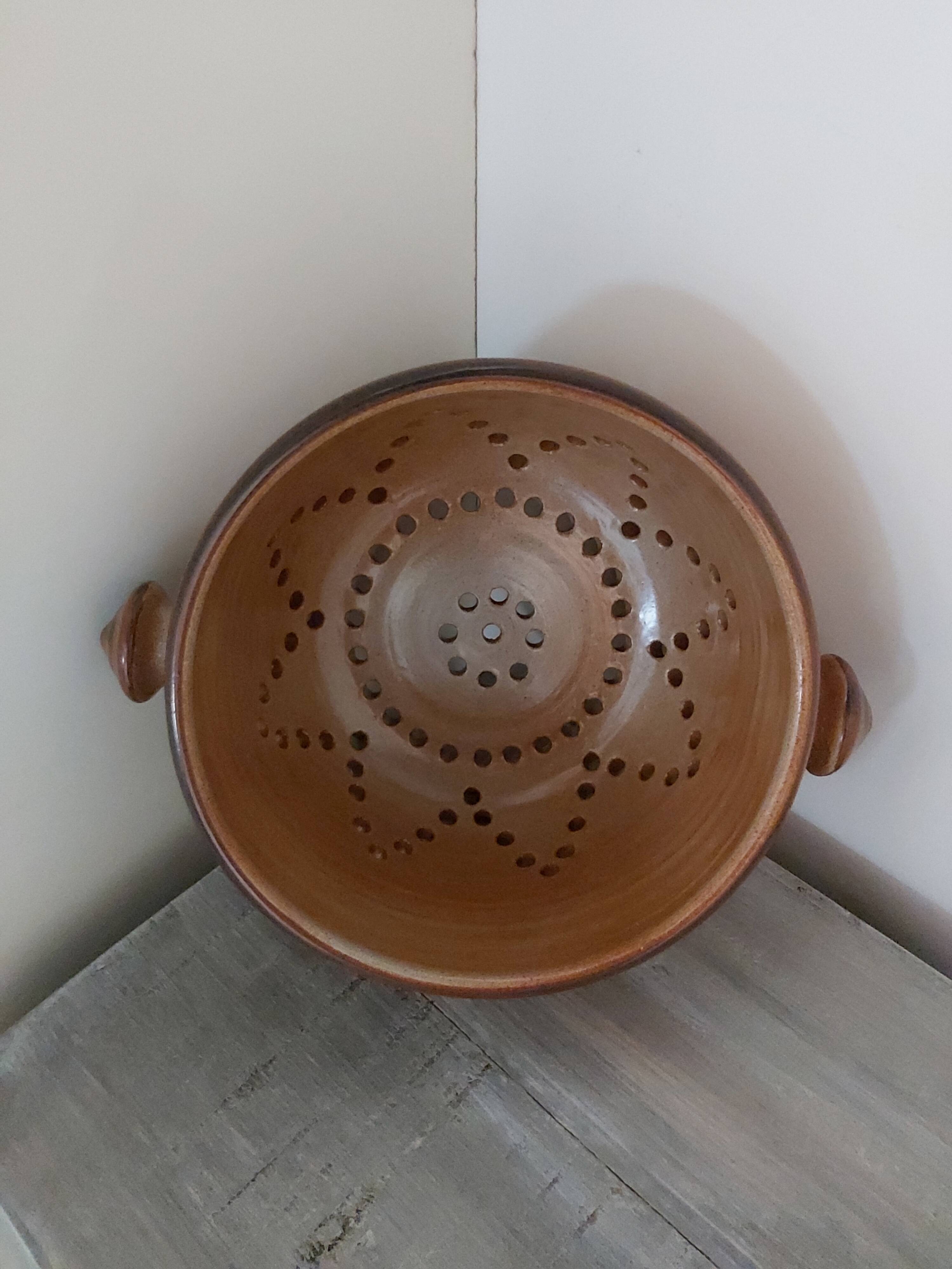 Enamelled sandstone strainer