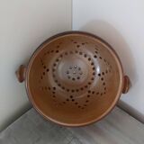 Enamelled sandstone strainer