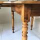 Table ronde périgourdine en noyer massif