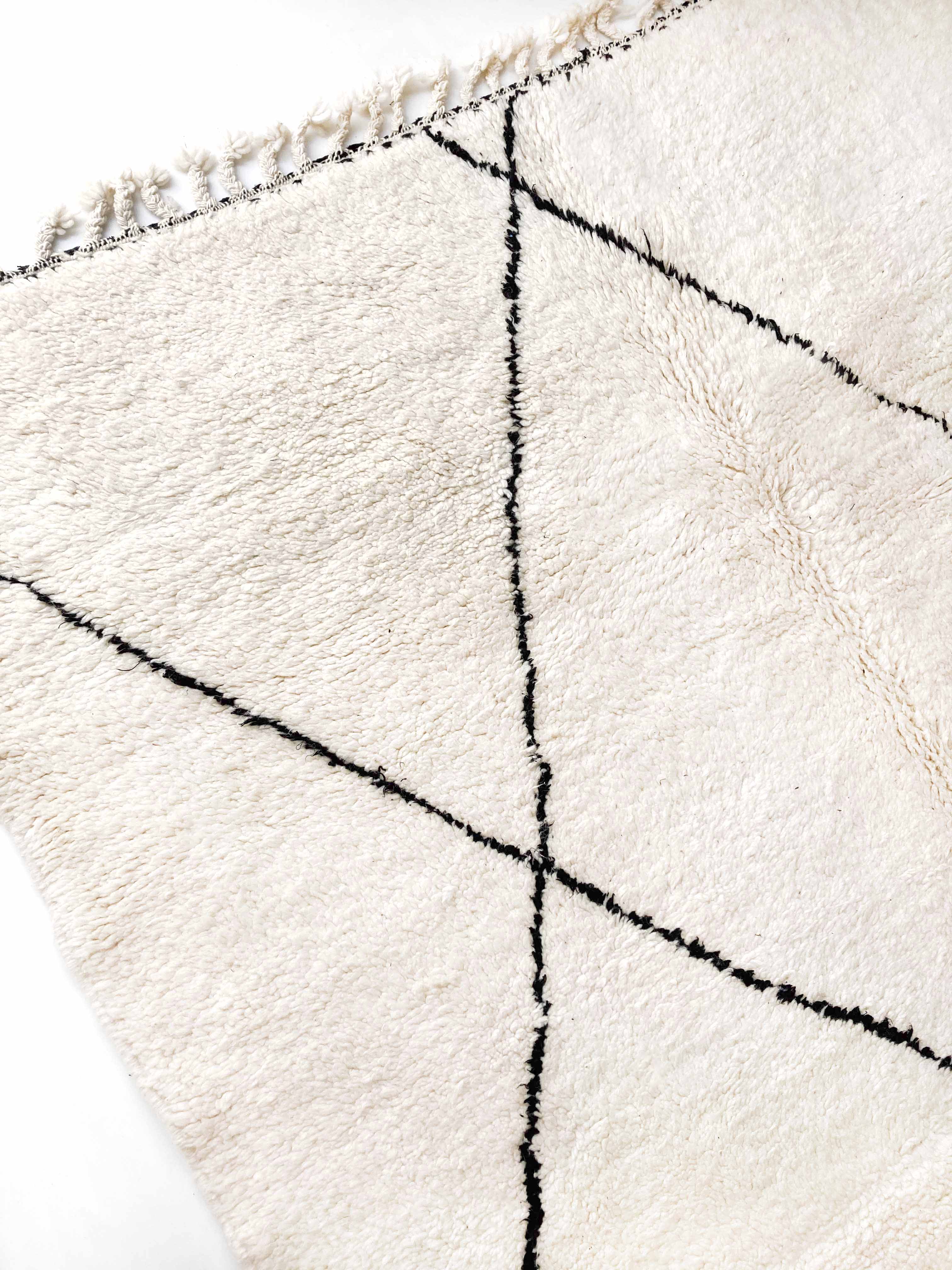 Berber carpet Beni Ouarain with black diamonds 306x199cm