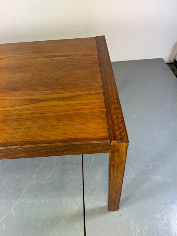 Grande table à manger en teck de style danois du milieu du siècle, années 1960.
