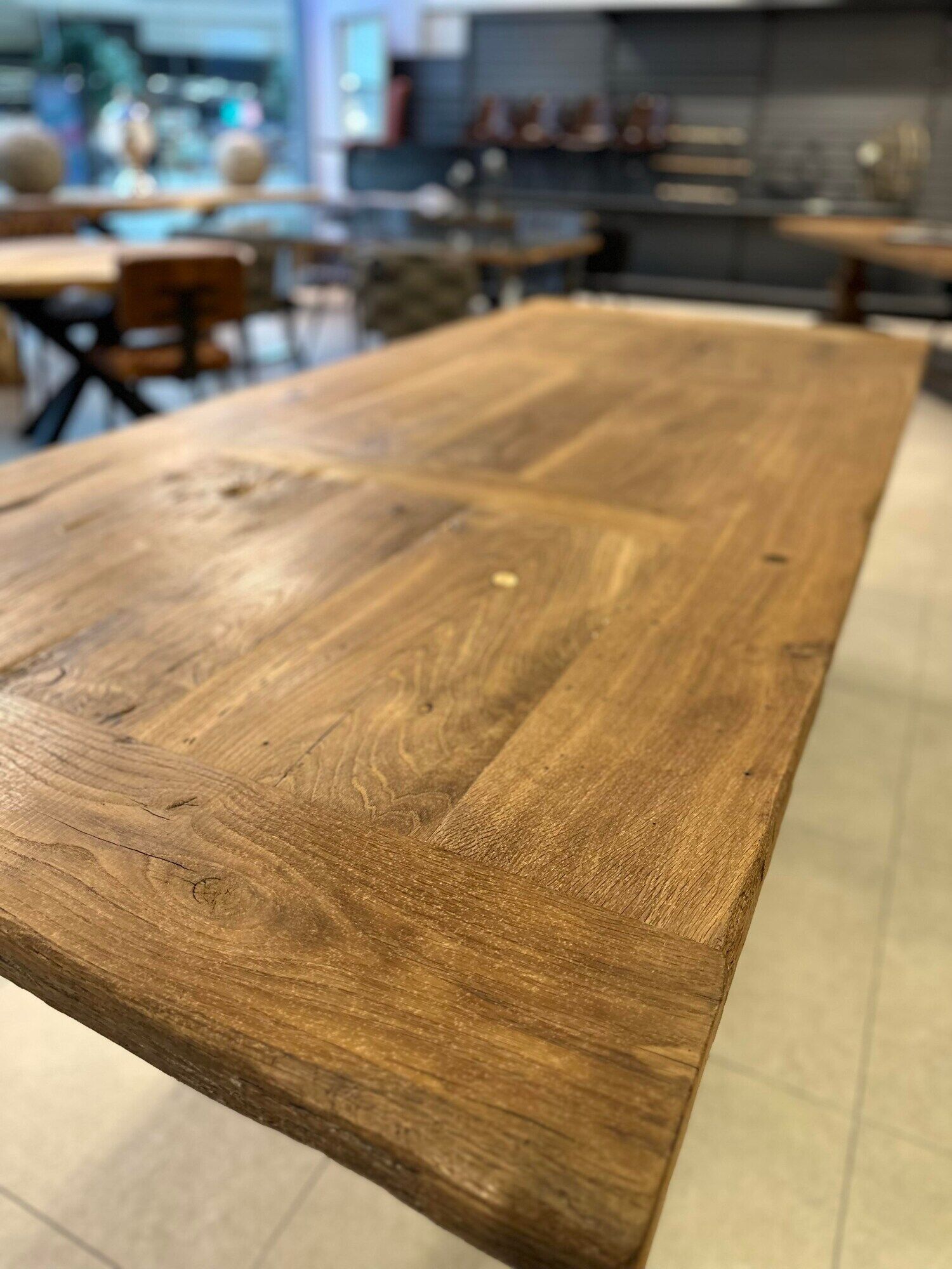 Table solid centenary firm top with matt black metal foot