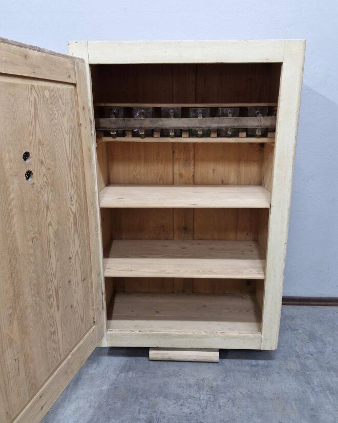 Bread cabinet with glass spice containers