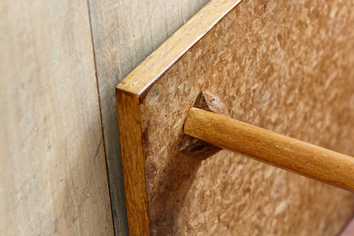 Desserte scandinave en bois pieds compas
