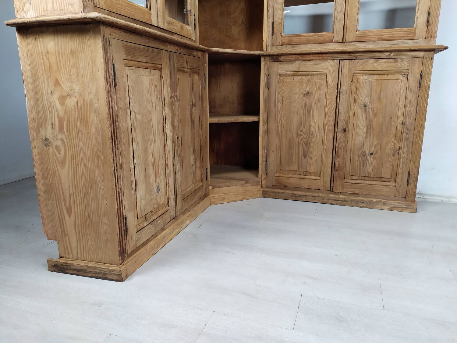 Bistro corner bookcase