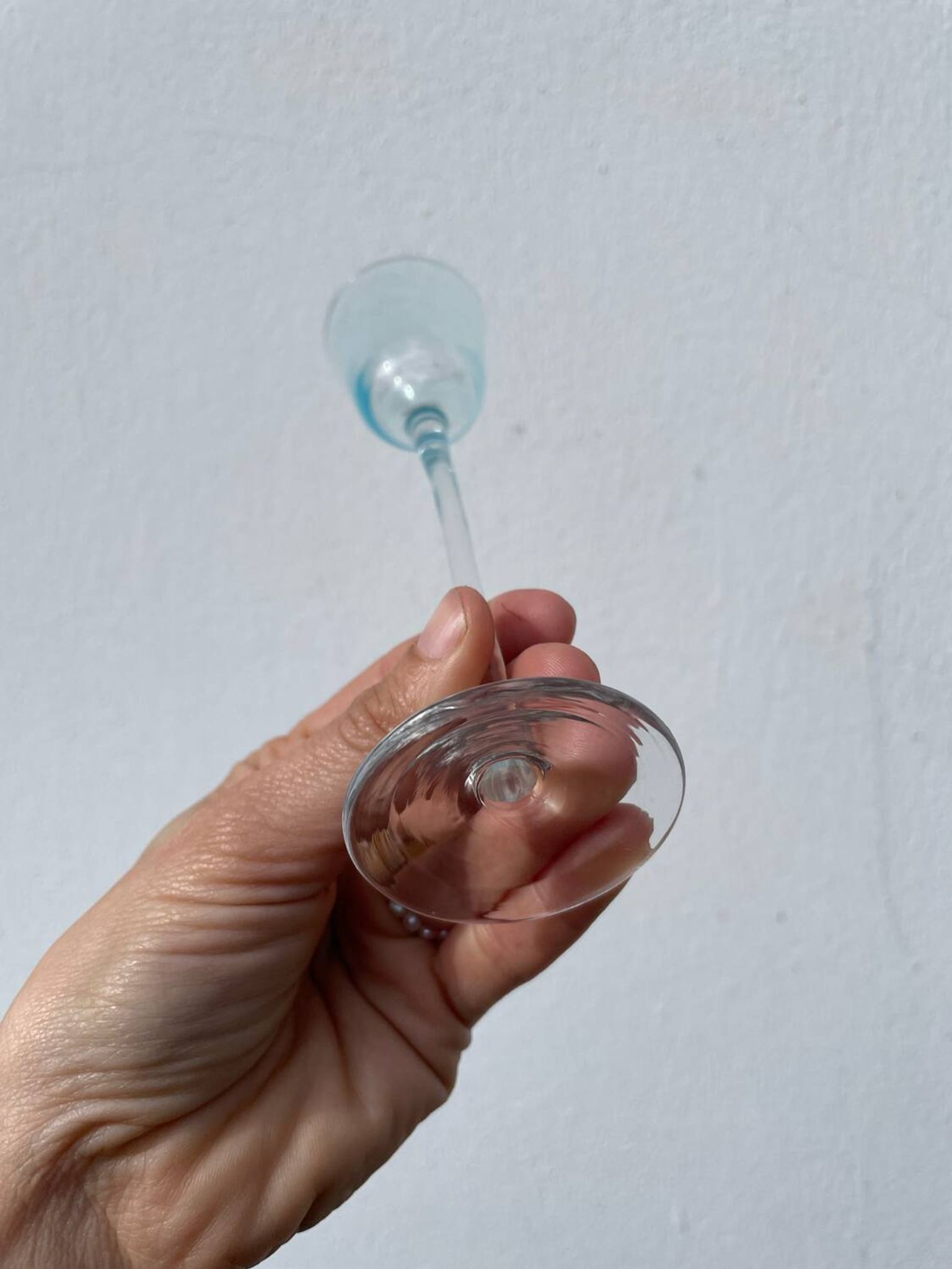 Verre à pied soufflé irrégulier de collection