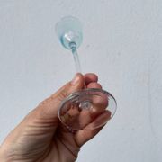 Verre à pied soufflé irrégulier de collection