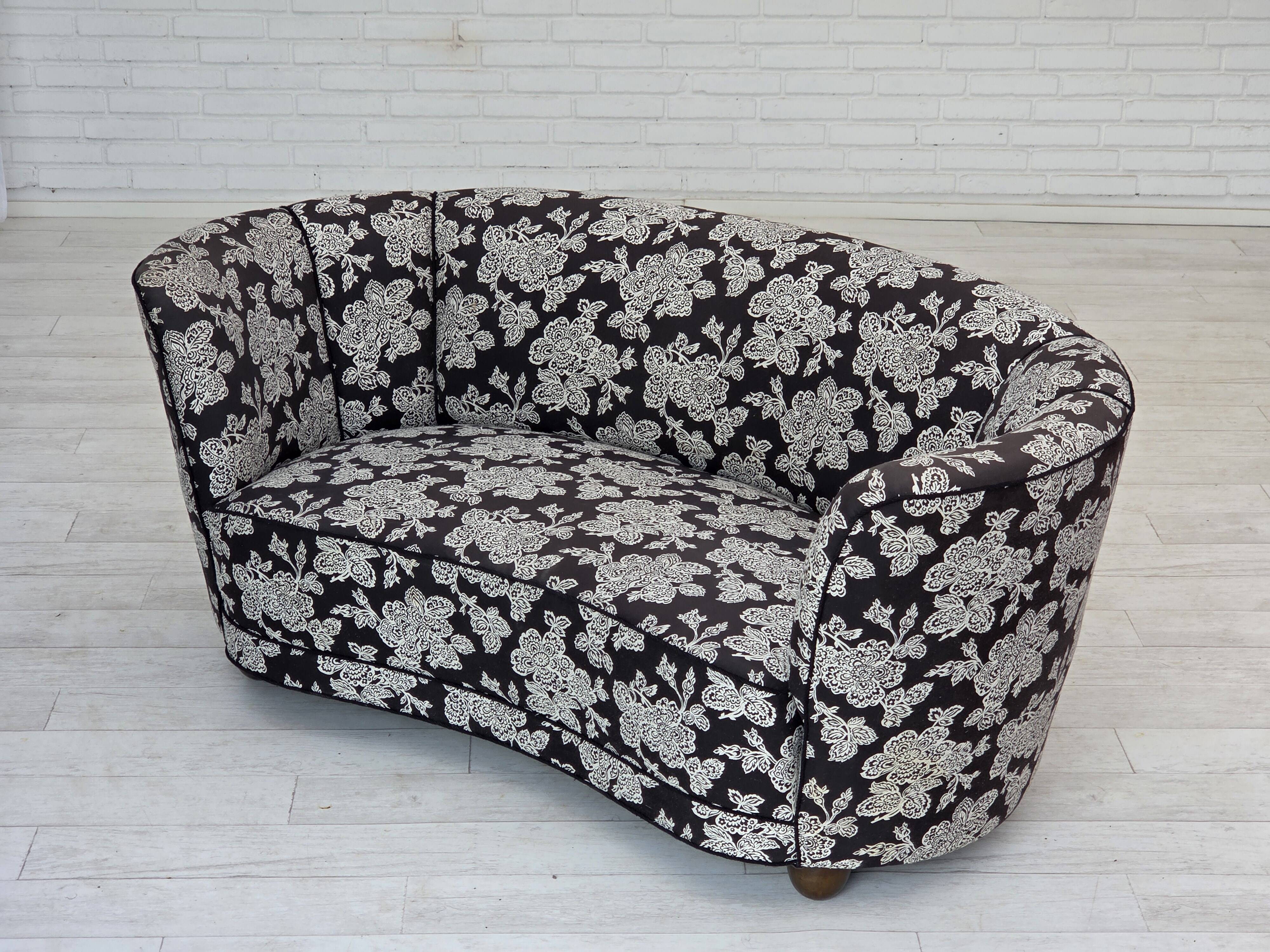 Canapé danois 2 places "Banan" des années 1960, tissu noir-blanc, bois de hêtre.