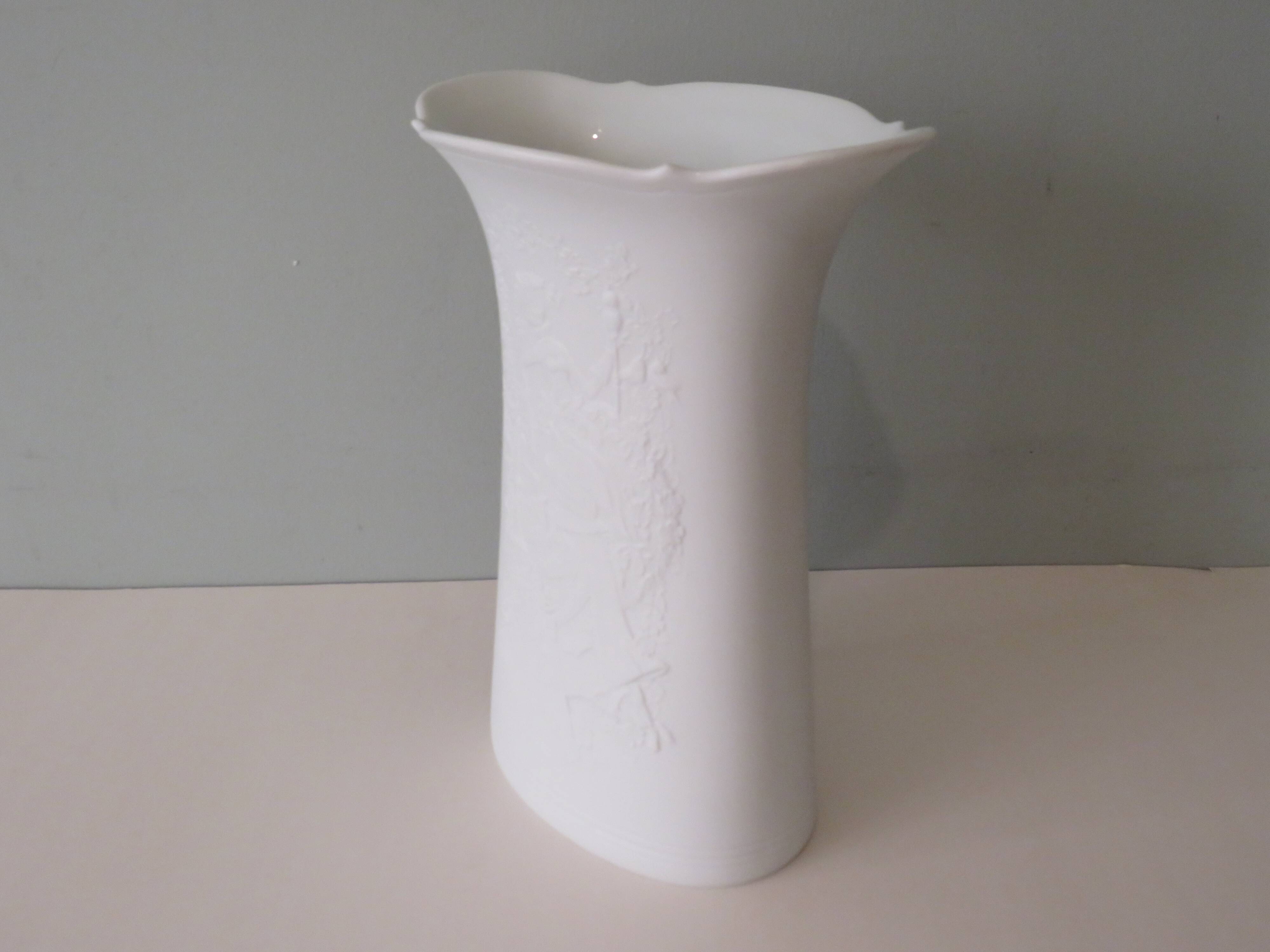 Vase en biscuit blanc par AK Kaiser, Allemagne 1970 avec motif en