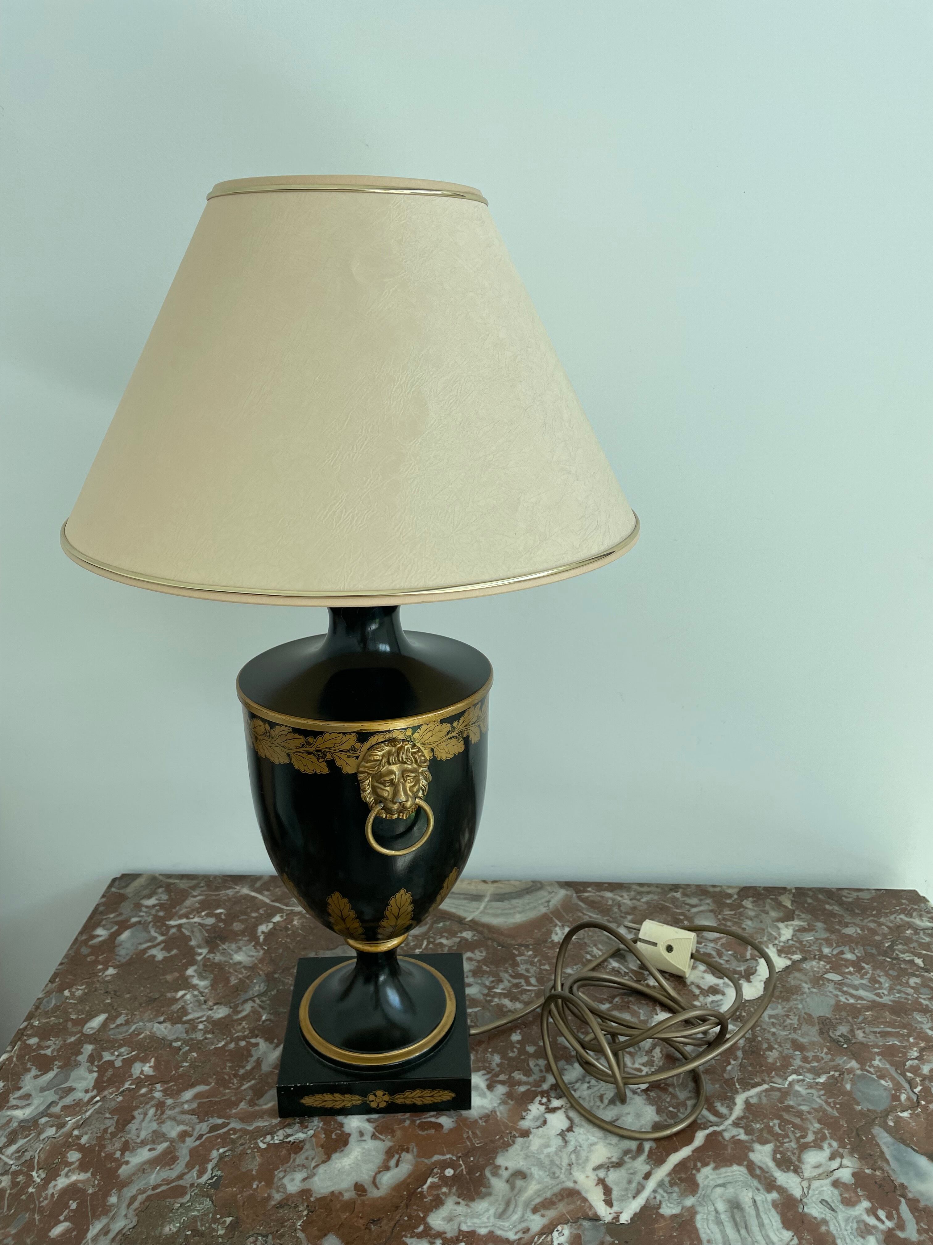 Lampe balustre lions dorés et abat blanc et liserés dorés - hôtel paris opéra garnier