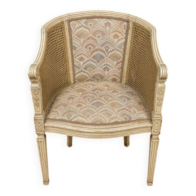 Fauteuil gondole de style Louis XVI en bois sculpté et patiné crème
