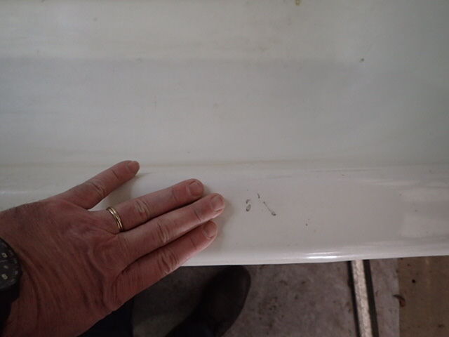 Cast iron island bathtub, on eagle-begged feet