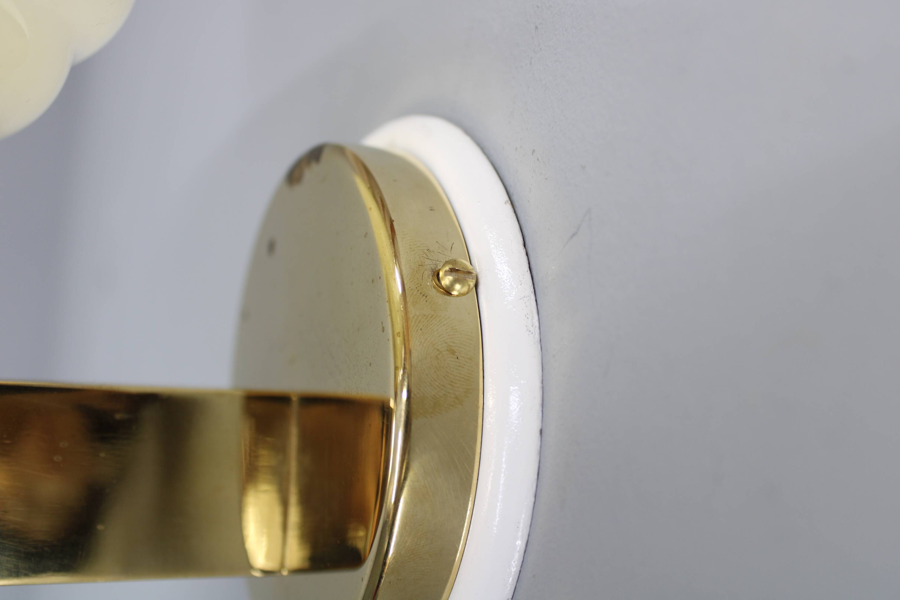 Paire d'appliques murales Art Déco tchécoslovaques des années 1940 en laiton avec abat-jour en verre opalin