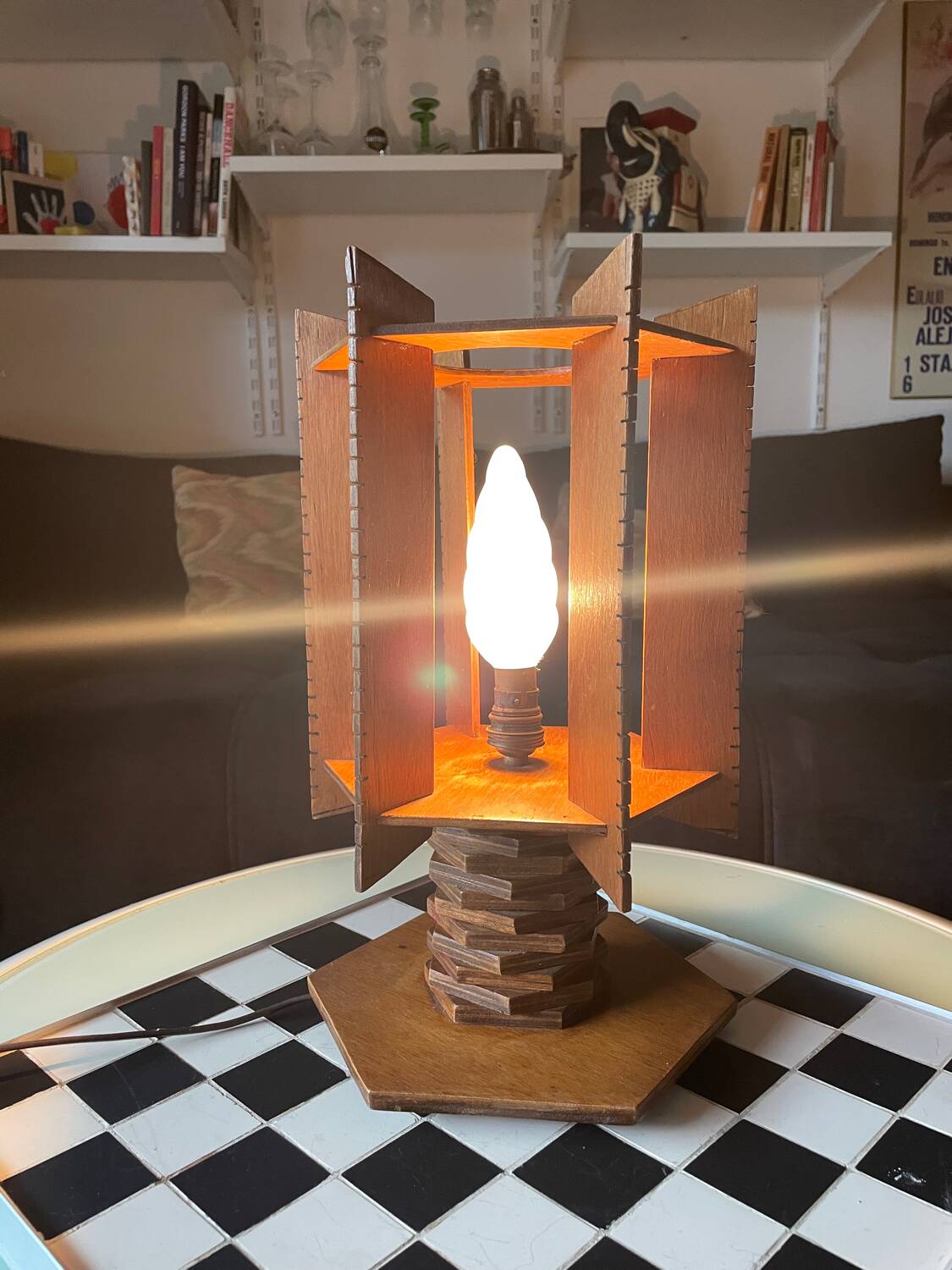 Lampe moderniste en bois - création d’ébénisterie artisanale 70’s