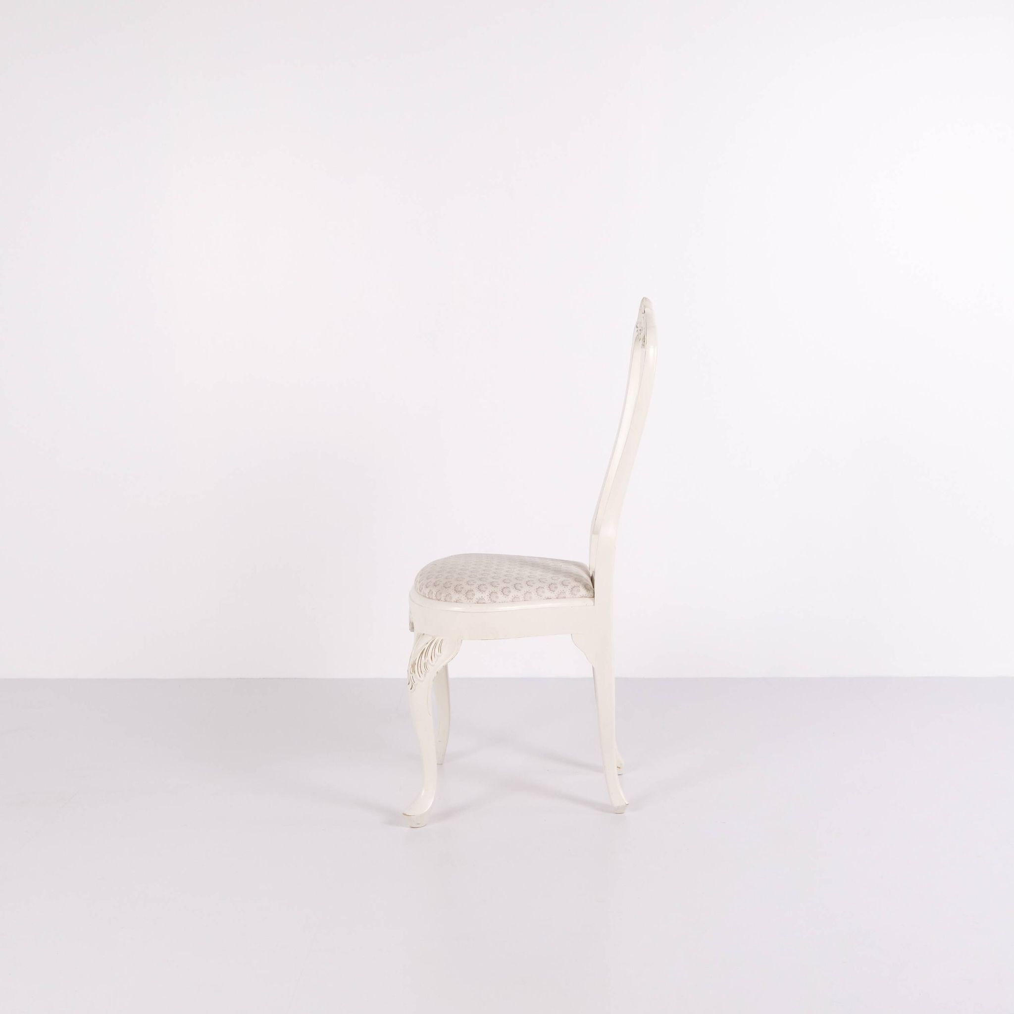 Set of six dining chairs - Neo Rococo style - white painted with decorative details - 1920s