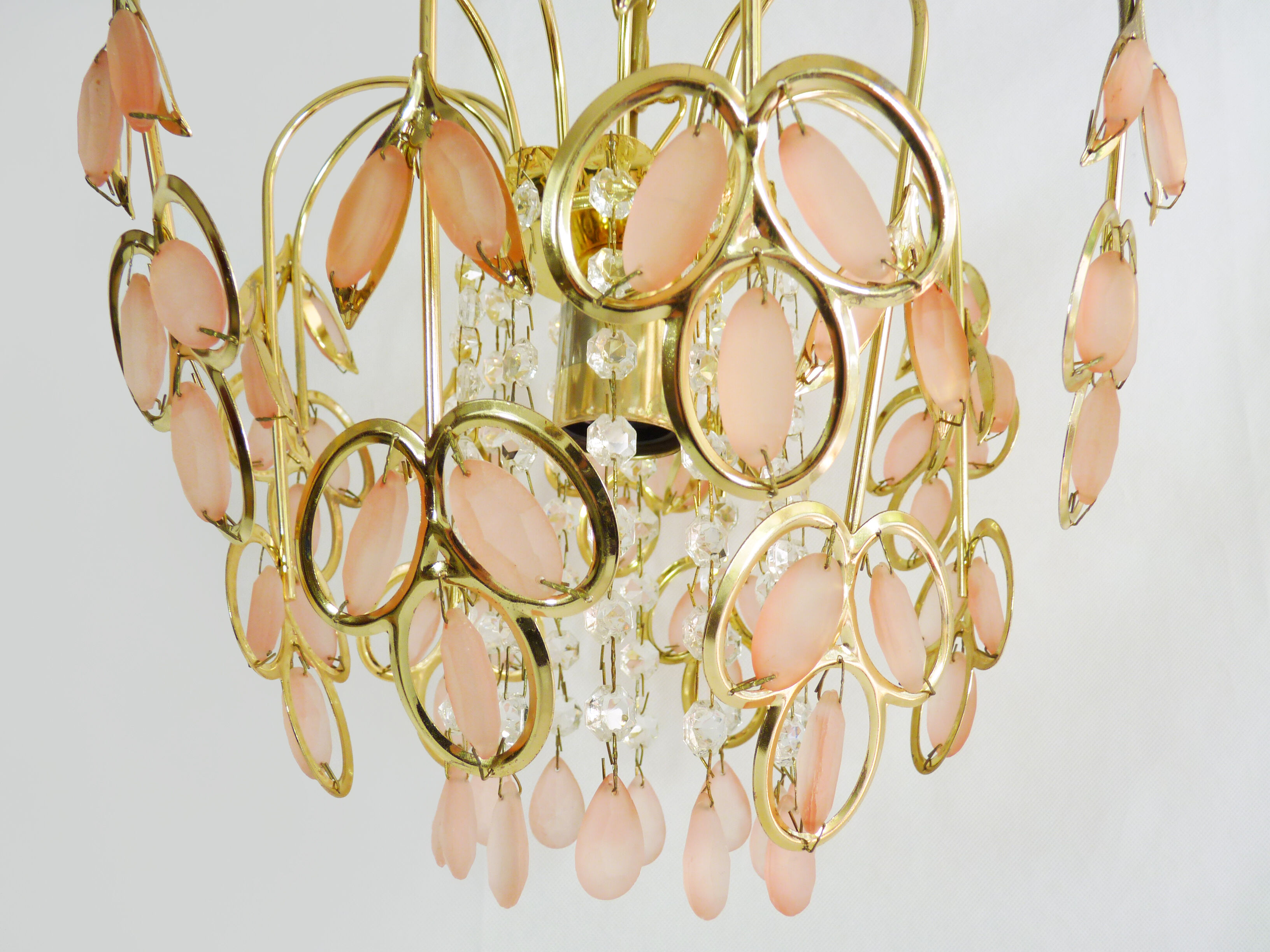 Lustre vintage suspension en métal doré et laiton feuilles en verre rose et pampilles. Année 70 80