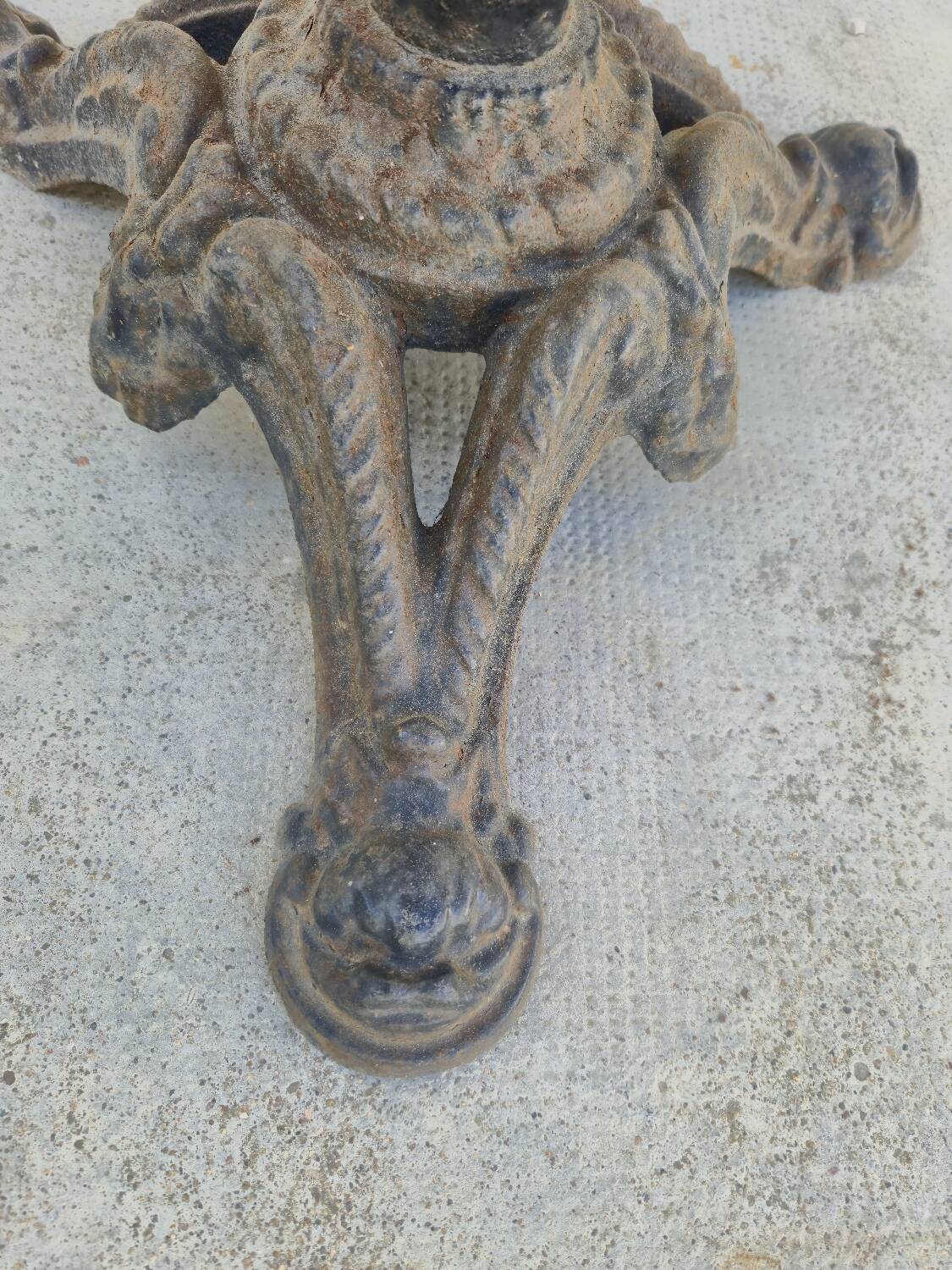 Pedestal table for restaurant bistro with lion paws and marble