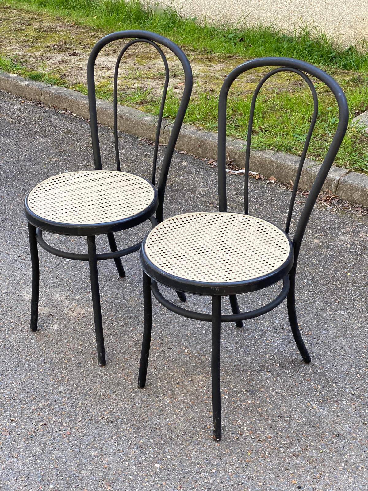 Paire de chaises de bistrot en acier noir et cannage plastique
