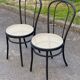Paire de chaises de bistrot en acier noir et cannage plastique