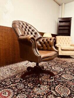 Chaise de directeur Chesterfield classique en cuir marron