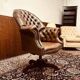 Chaise de directeur Chesterfield classique en cuir marron