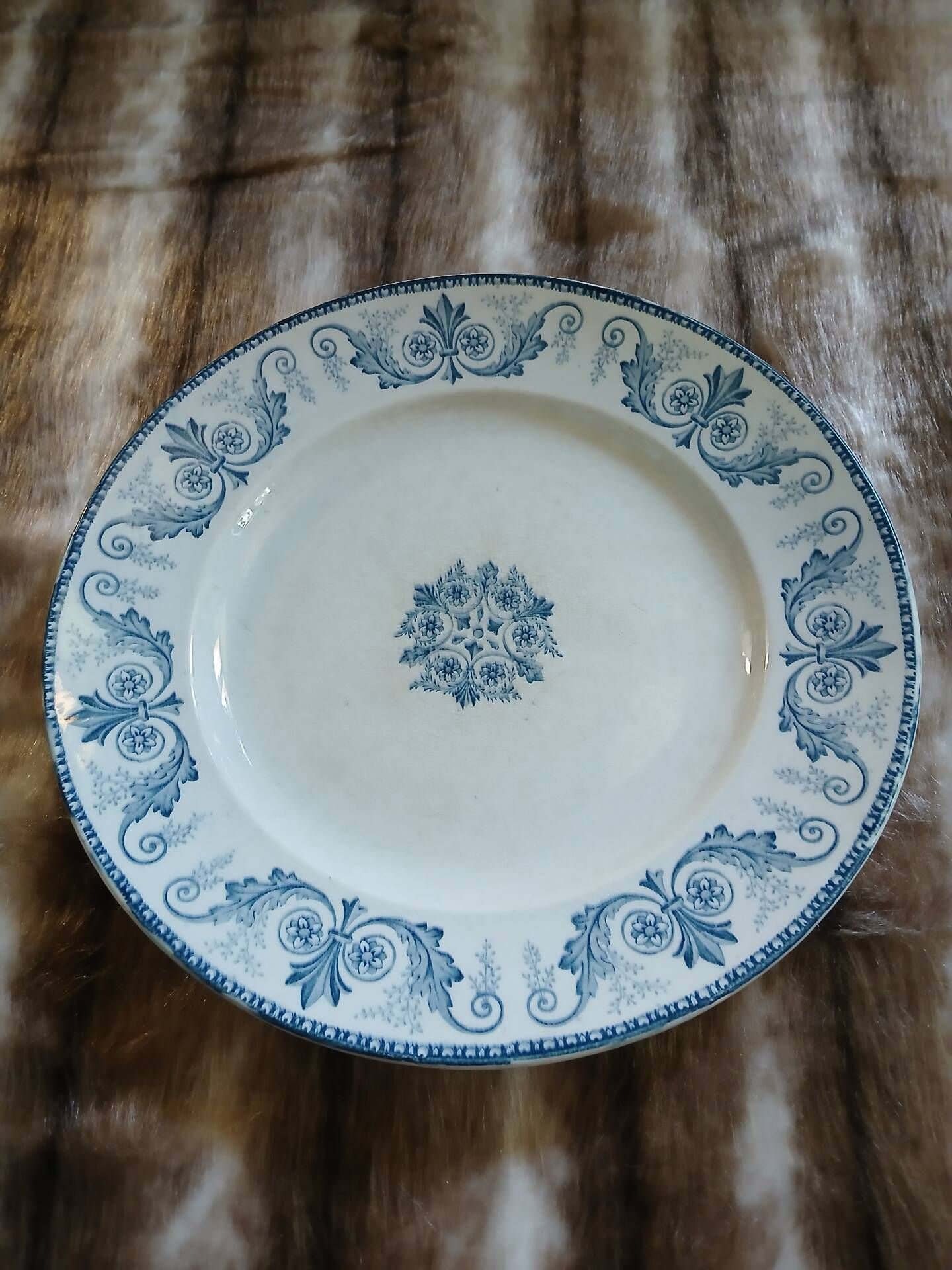 Plat ancien en terre de fer