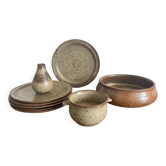 Ensemble de 9 pièces en grès LE CEP – assiettes, coupe, vase et bol