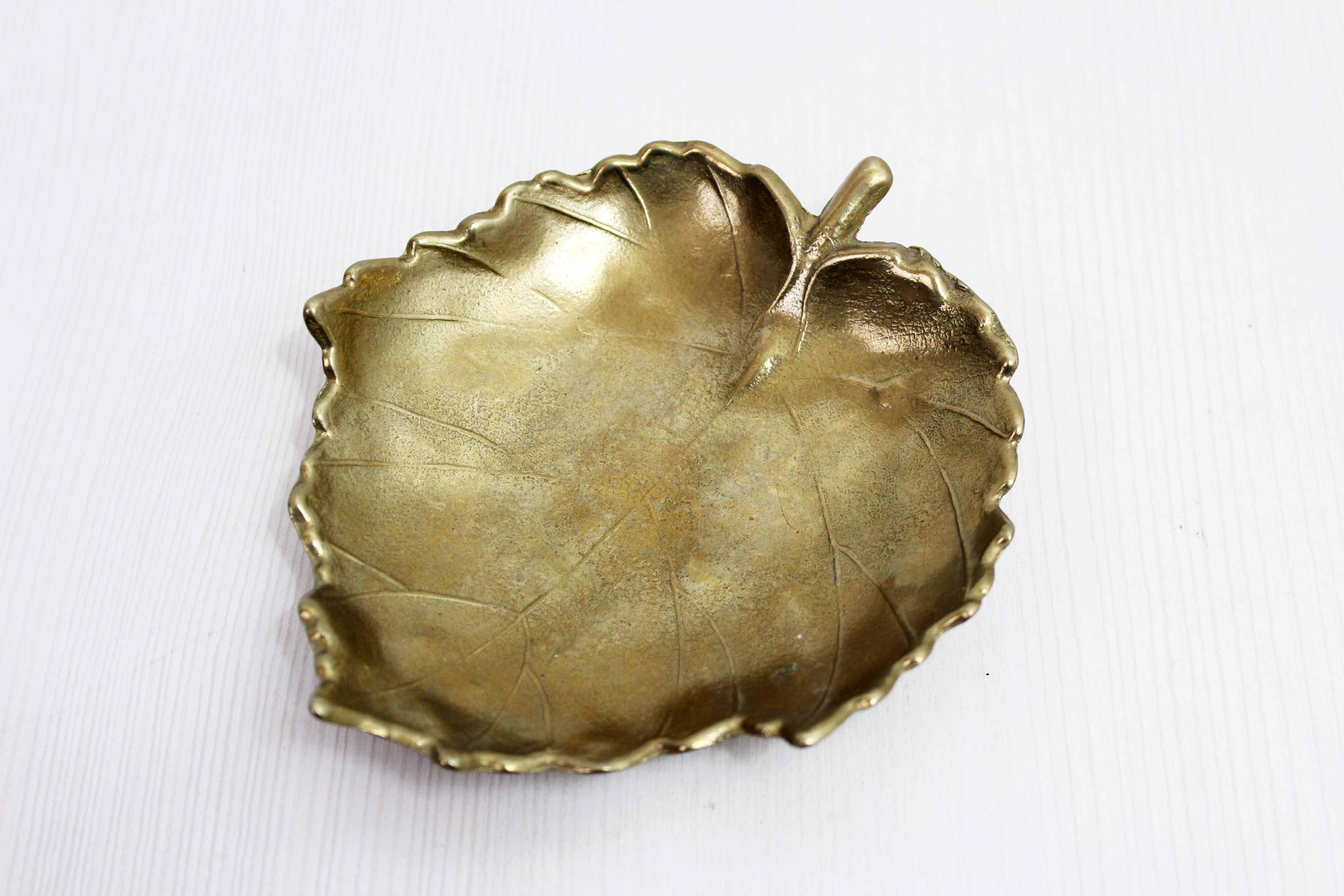 Leaf pocket tray
