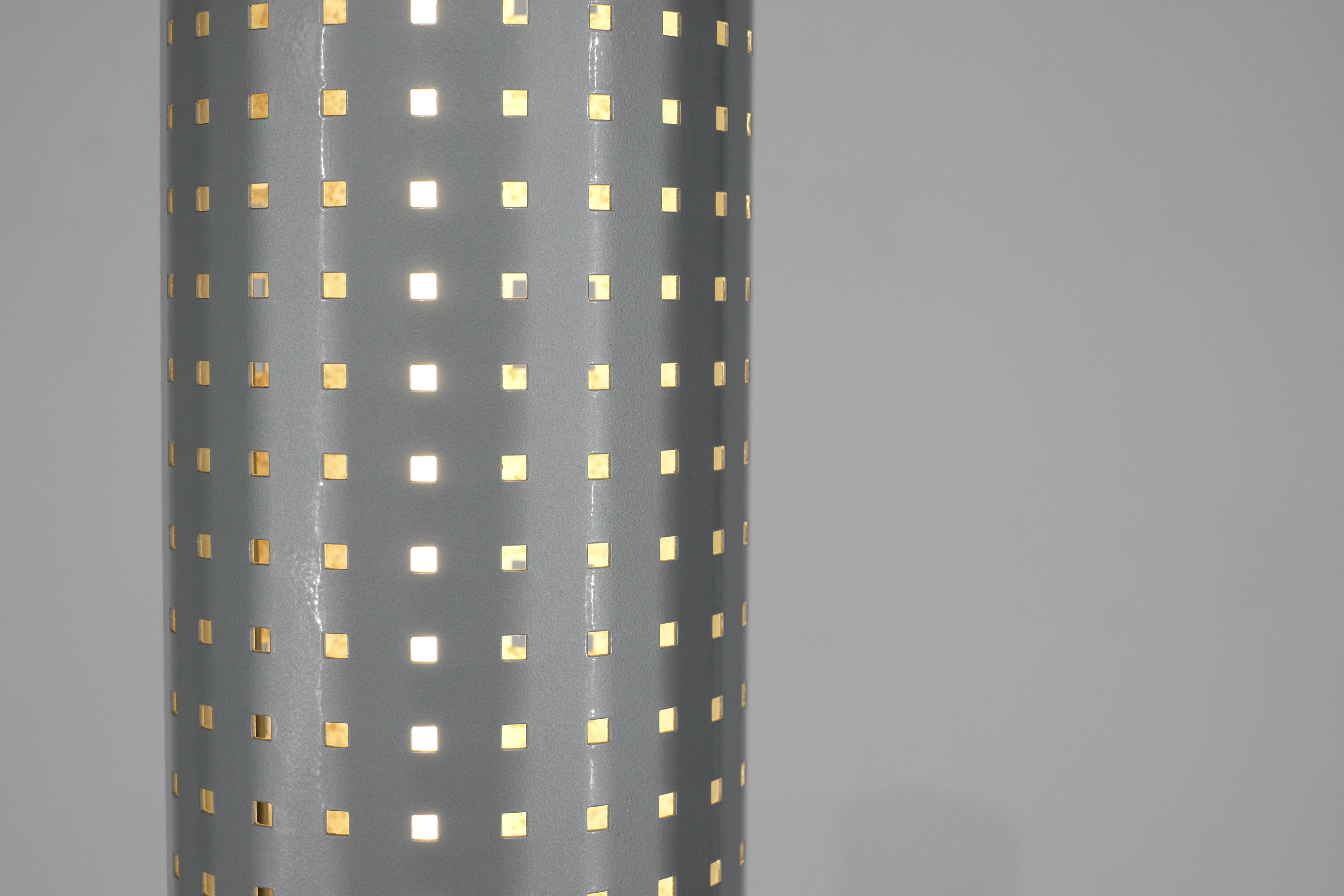 Floor lamp model "Chicago Tribune" in grey and silver enamelled metal, with