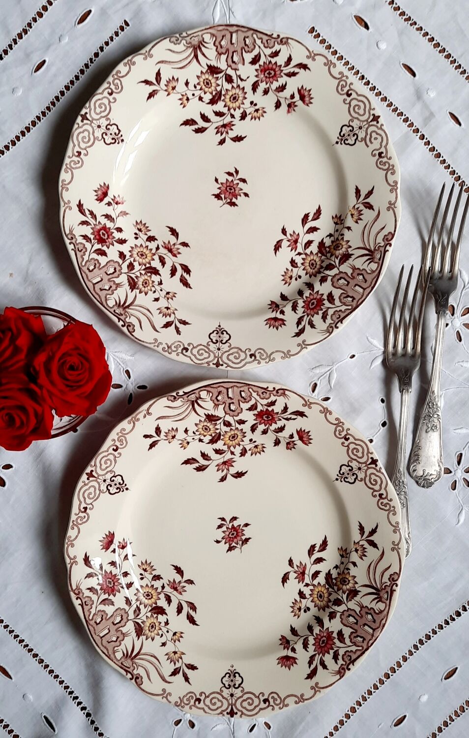 Assiettes plates anciennes dépareillées en faïence terre de fer