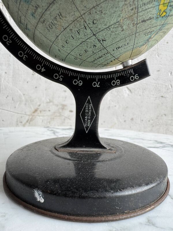 Globe miniature recouvert de papier vert avec base en métal et méridien — Fabriqué en Angleterre