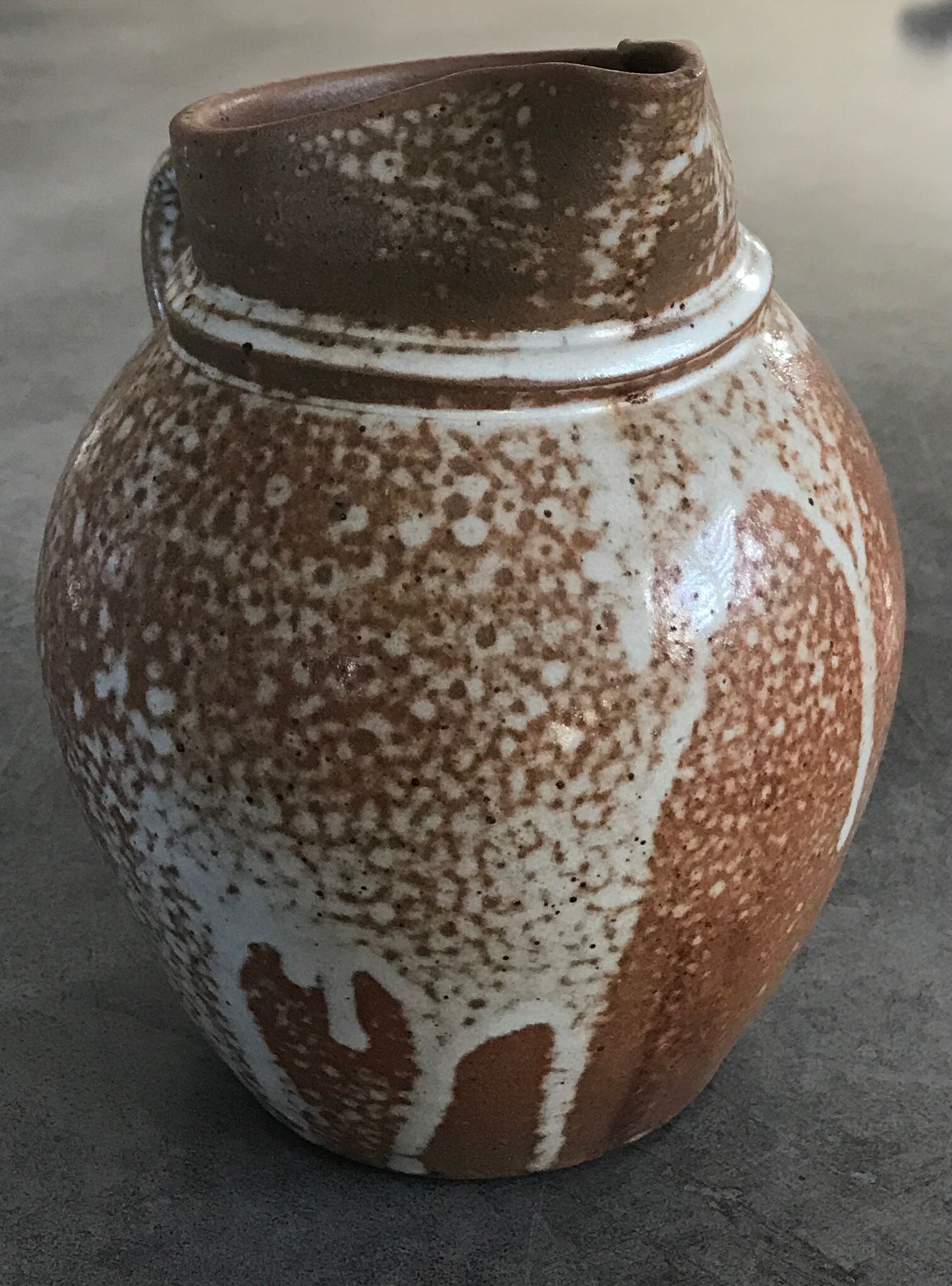 Pitcher in brown sandstone with effect of dripping and white speckling