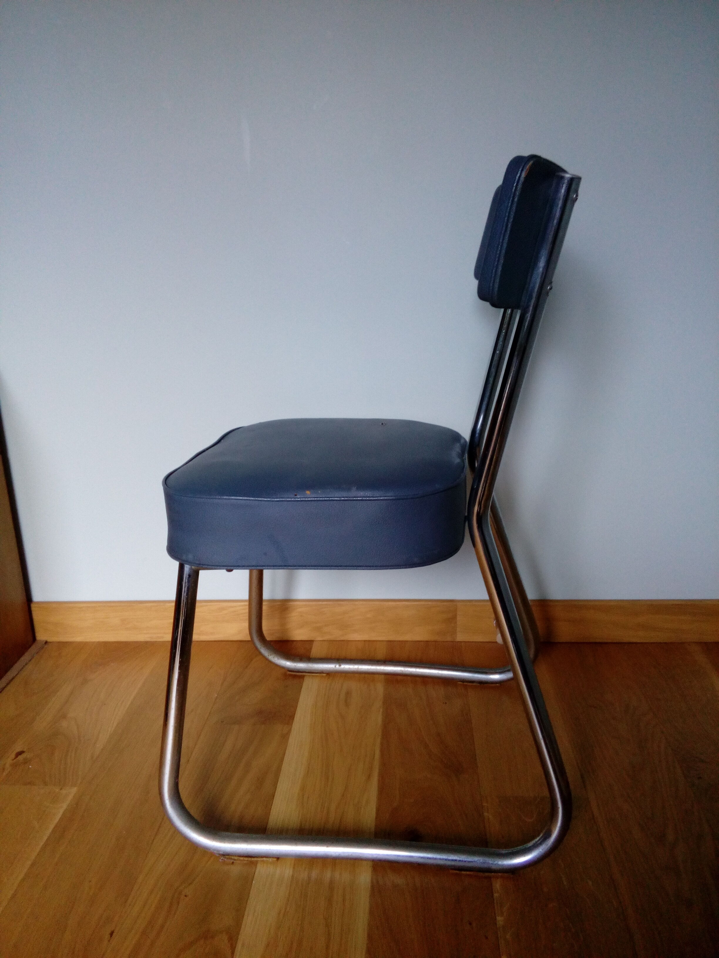 Bauhaus industrial style office chair shaped sled or sled in chrome tubular metal and skai