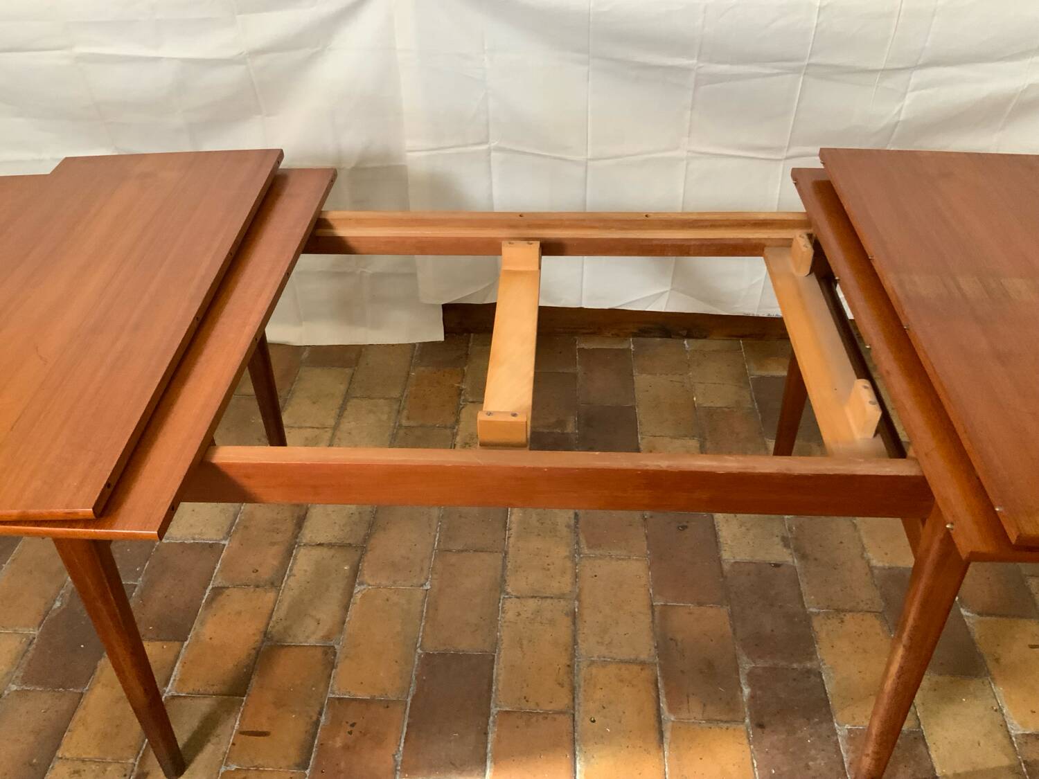 Extendable dining table