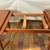 Extendable dining table