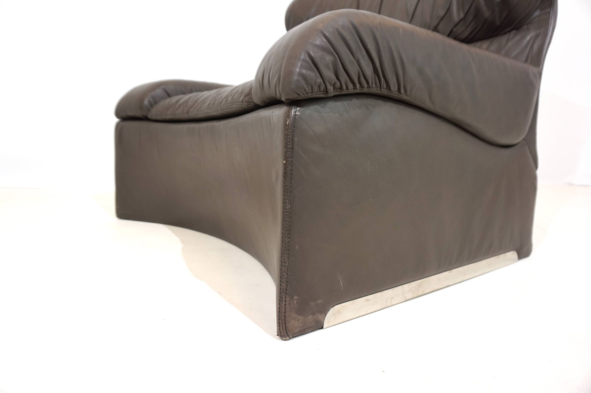 Saporiti Vela Alta leather armchair with ottoman by Giovanni Offredi
