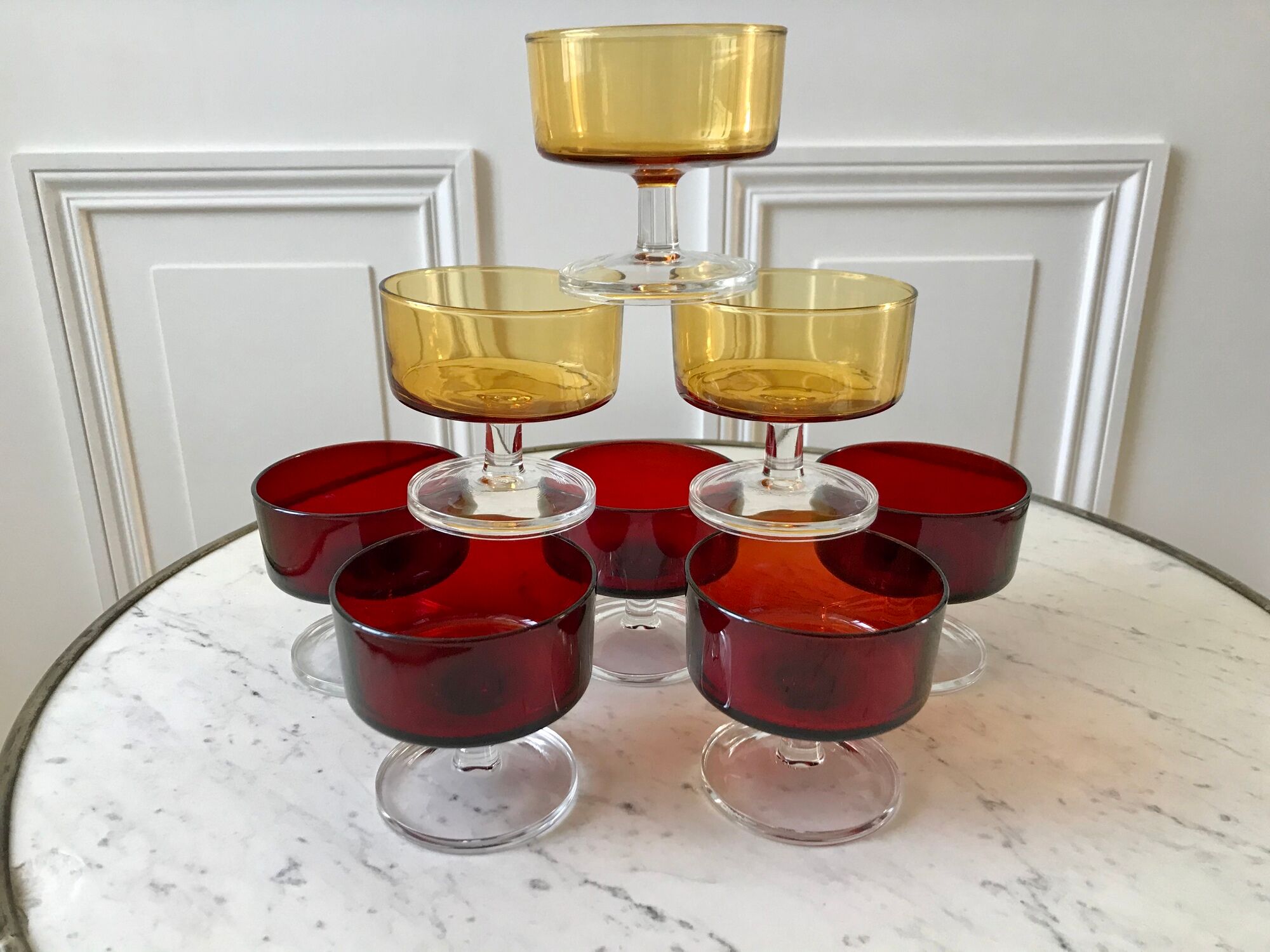 Set of 8 champagne glasses in amber colored glass and garnet 70s