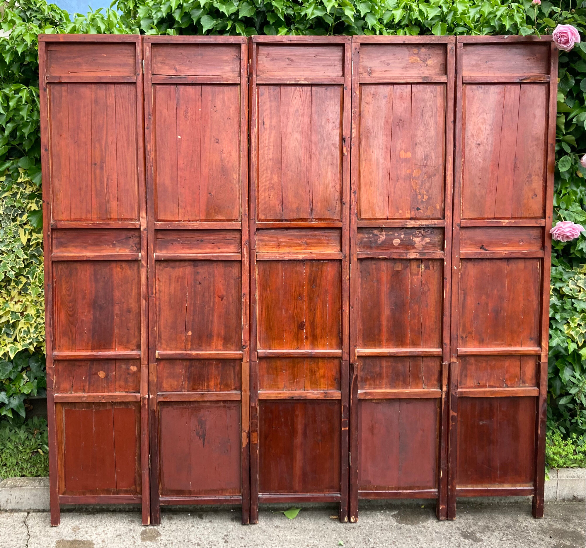 Chinese screen with five wooden panels, gilded décor of characters, vegetables, flowers and birds