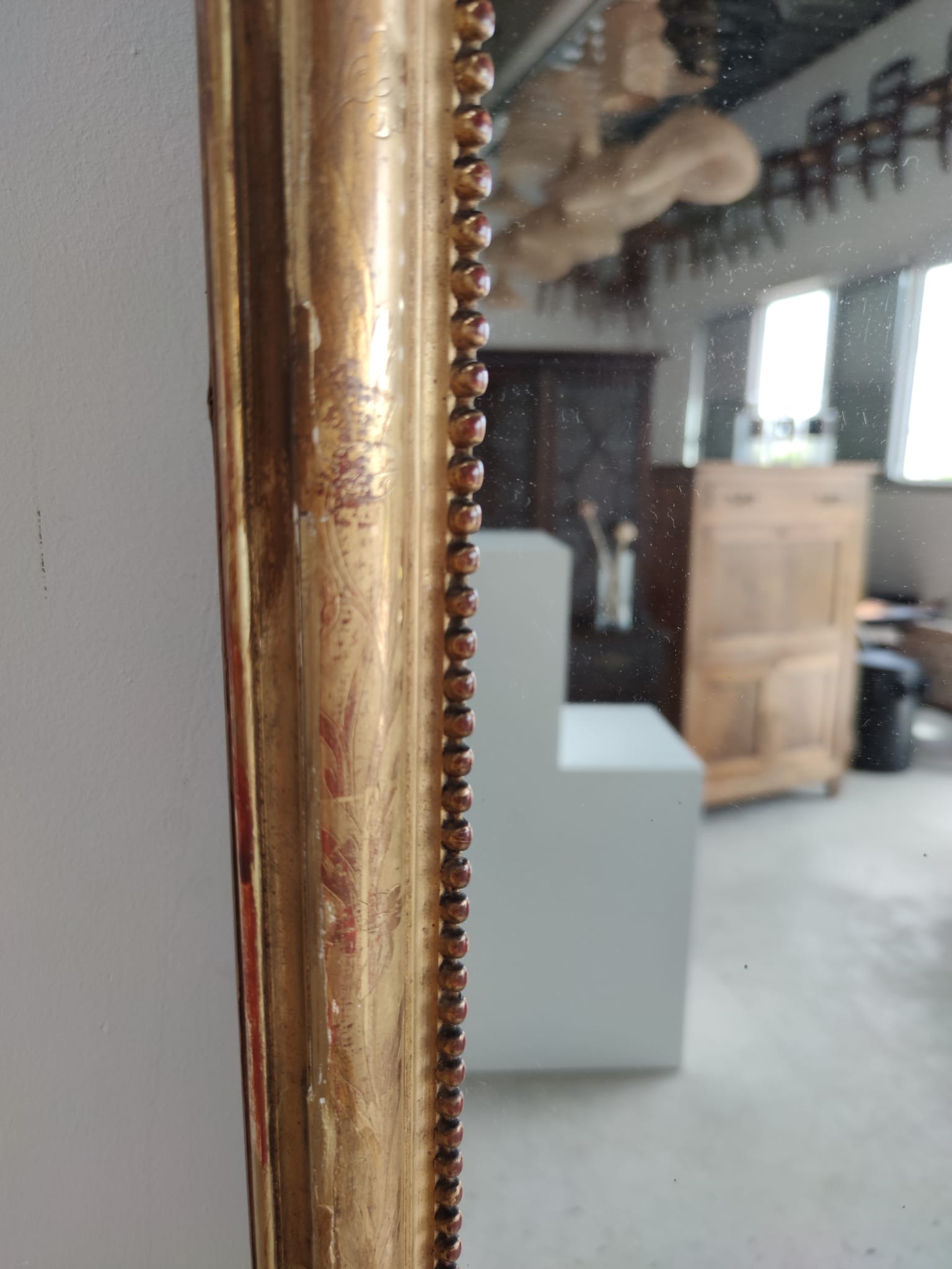 Long wooden mirror and gilded stucco with pearl rays H: 2m45 L: 40cm