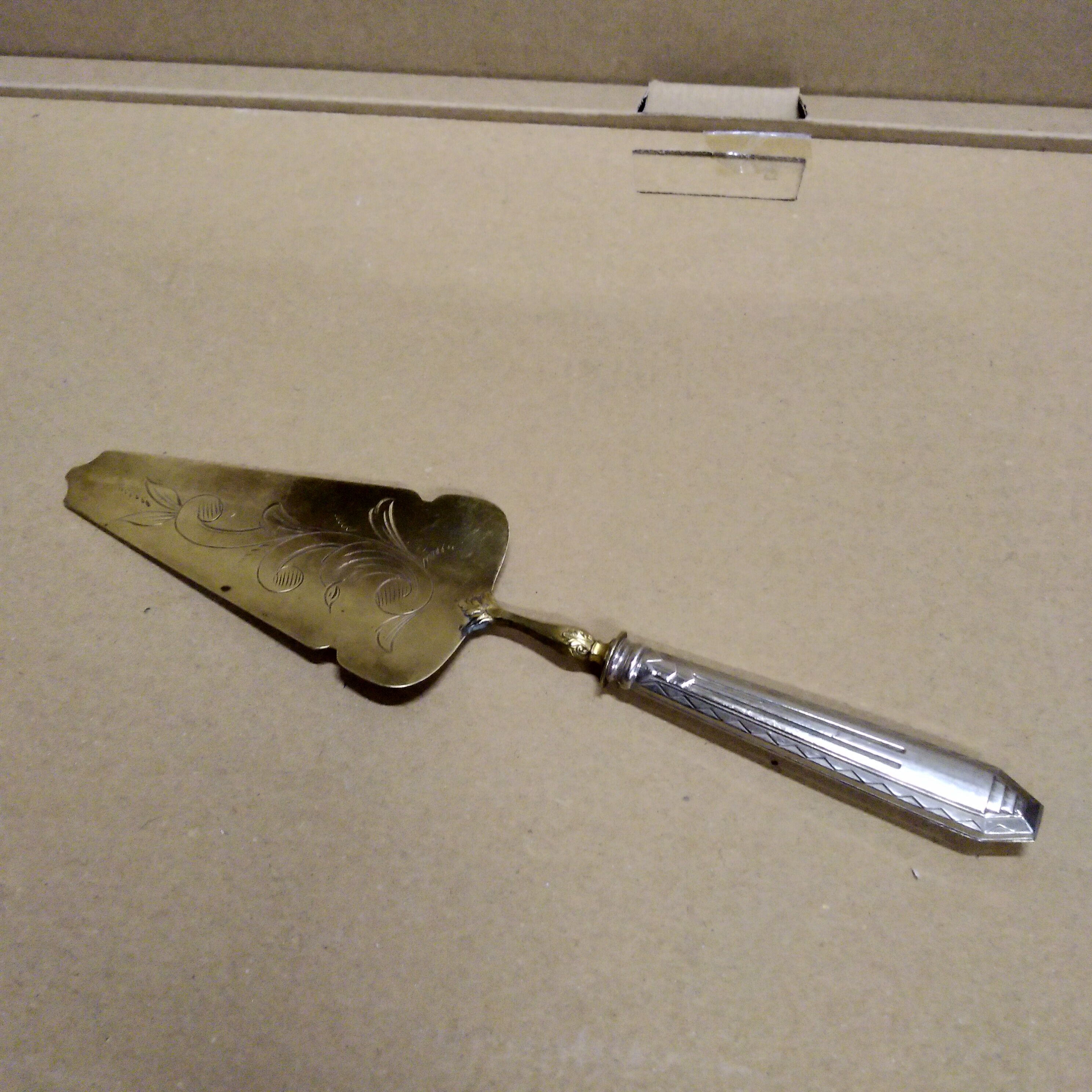 Shovel has silver metal pie art deco