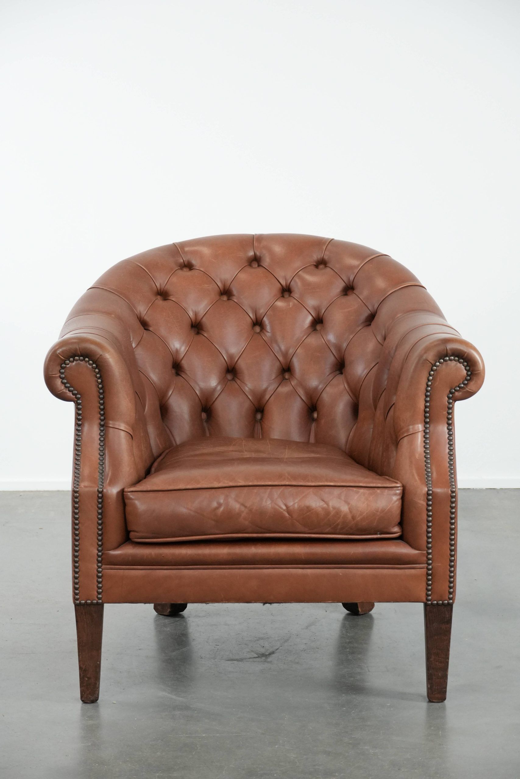 Cow leather Chesterfield club armchair in English style